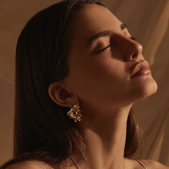 NWT AMBER SCEATS Women's Amber Sceats Reese Sculptural 24K Gold Plated Earrings - Picture 3 of 8